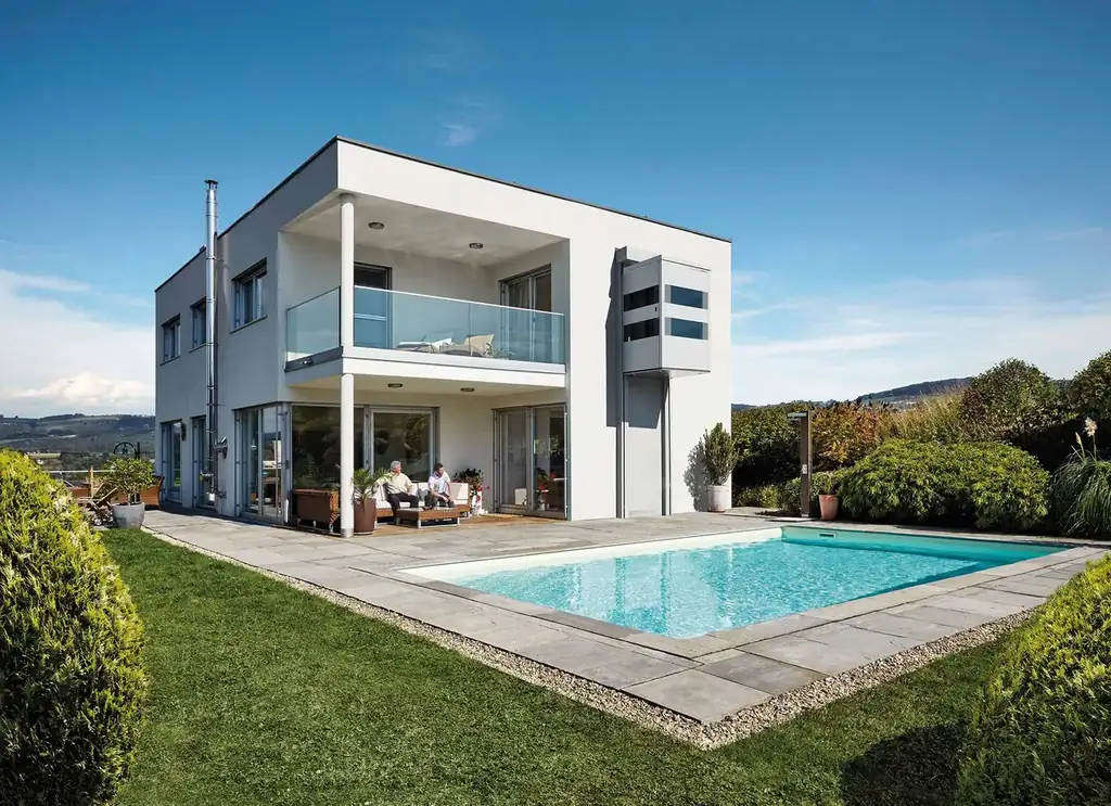 Quattroporte an der Fassade eines Hauses mit Pool, Kabine an der oberen Haltestelle neben dem Balkon