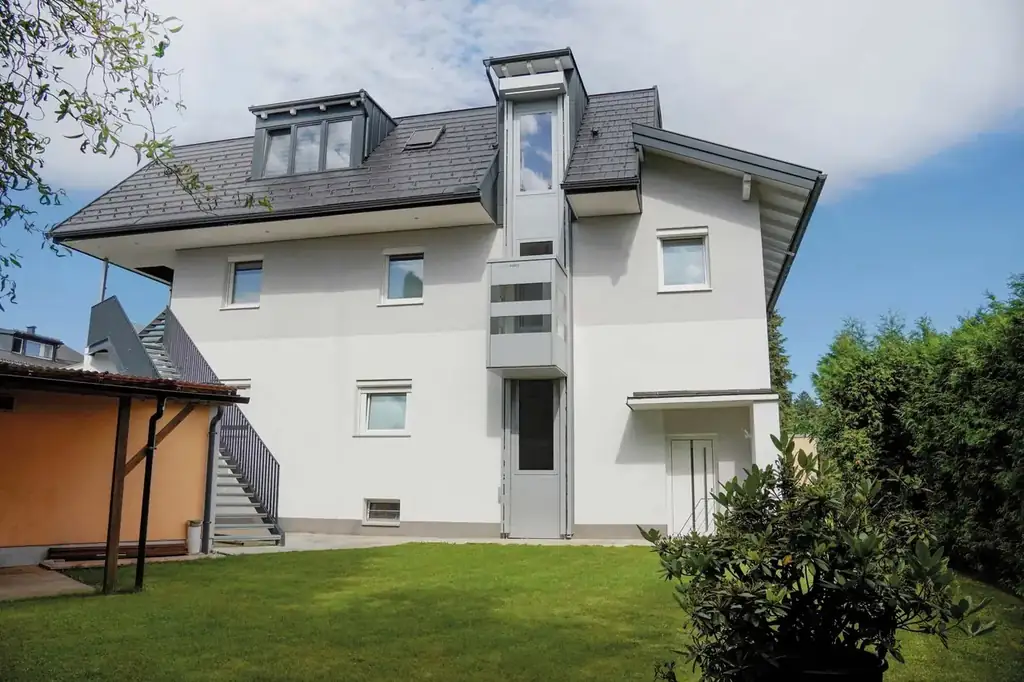 Quattroporte an der Rückseite eines Hauses, Kabine zwischen Erdgeschoss und Obergeschoss